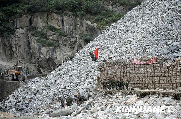 康定山崩泥流肆虐 救援搜寻仍在进行